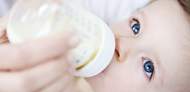 Milch bei Kleinkindern nur in Maßen Für Babys ist die Milch aus der Flasche unverzichtbar, wenn sie keine Muttermilch bekommen können. Spätestens ab einem Alter von zwei Jahren sollten jedoch andere Vitaminquellen angezapft werden.