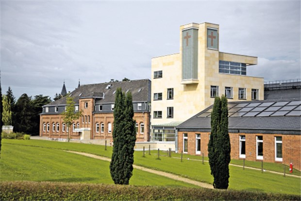 Pharmazie zwischen Klostermauern Für Besucher ein Ort der Ruhe und der ganzheitlichen Erholung: Kloster Arenberg in der Nähe von Koblenz hoch über dem Rhein..