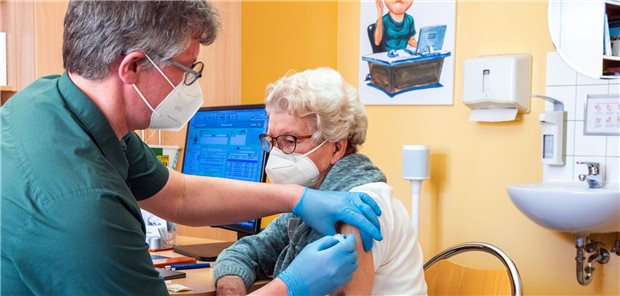 An Omikron angepasste Impfstoffe: Eigene GOP zur Booster-Impfung greift ab Oktober Für Booster-Impfungen mit einem an die Omikronvarianten angepassten COVID-19-Impstoff von BioNTech/Pfizer und Moderna gibt es ab 1. Oktober eigene Pseudo-Gebührenordnungspositionen. (Symbolbild mit Fotomodellen)
