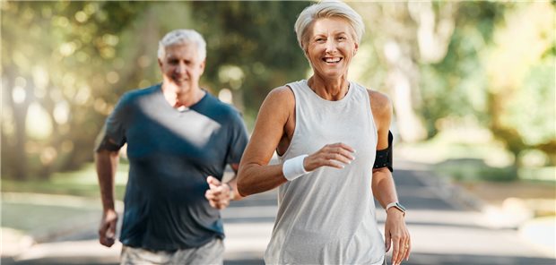 Für Frauen mit regelmäßigem moderatem Sport (über mindestens 150 min/Woche) oder regelmäßigem intensivem Training (mindestens 75 min/Woche) ergibt sich aus den Daten eine um 24 Prozent reduzierte Gesamtmortalität im Vergleich zu weiblichen Couchpotatoes. Für Männer mit regelmäßigem moderatem oder intensivem Training beläuft sich der Vorteil nur auf 15 Prozent.