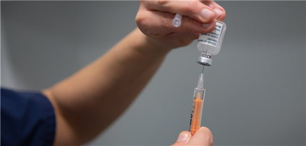 BÄK-Chef kritisiert Vorpreschen der Politik bei Corona-Drittimpfungen Für Hochbetagte und vulnerable Gruppen halten die Länder Angebote zur Corona-Drittimpfung vor. Ärzte finden, dass die STIKO dazu eine Empfehlung aussprechen sollte.