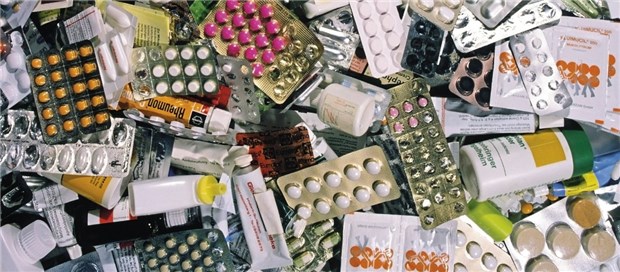 Umweltbewusste Arznei-Entsorgung Für Human-Arzneimittel werden pro Jahr über 30 000 Tonnen Wirkstoffe verwendet. Was Patienten davon nicht verbrauchen, werfen sie oft in den Hausmüll.