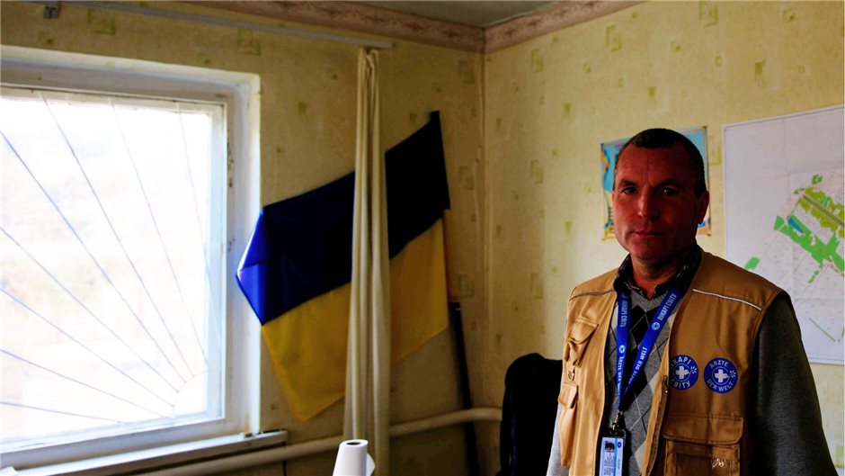 Ihor neben ukrainischer Flagge