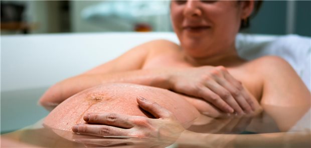 Für Julia Sanders von der Cardiff University und ihr Team reicht die Evidenz letztlich aus, um festzustellen, dass die Unterwassergeburt bei unkomplizierten Verläufen und unter Begleitung erfahrener Hebammen nicht mit einem erhöhten Risiko für Mutter und Kind verbunden ist. 