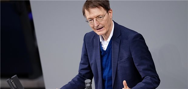 Lauterbach: Allgemeine Impfpflicht ist moralisch vertretbar Für Karl Lauterbach ist die allgemeine Impfpflicht vereinbar mit dem kategorischen Imperativ.