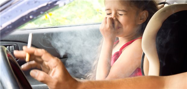 Plädoyer für rauchfreies Eltern-Kind-Taxi Für Kinder ist es nicht nur eine Geruchsbelästigung, wenn Eltern im Auto rauchen.