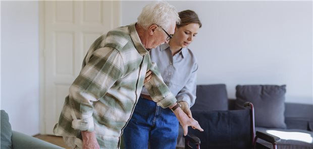 Für Millionen ist Pflege wichtig, um ihren Alltag bewältigen zu können. Doch sieht die DAK dunkle Wolken über der Pflegeversicherung aufziehen.