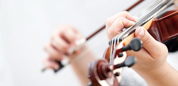 Hirn-Op entkrampft Musikerhände Für Musiker endet oft die Laufbahn, wenn sich die Finger verkrampfen.