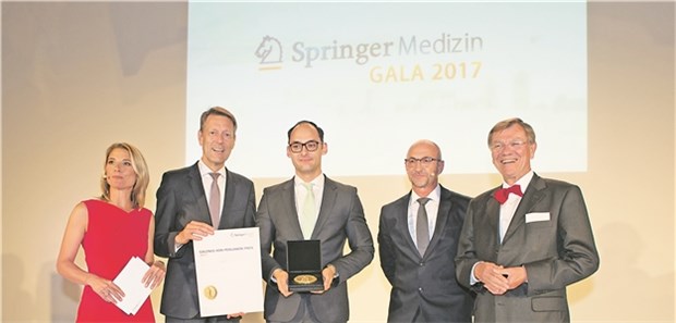 Entresto®: Länger leben bei Herzschwäche Für Novartis nahm Dr. Markus Dworak (Mitte) die Medaille für Entresto® entgegen. Mit im Bild Yve Fehring, Staatssekretär Dr. Georg Schütte, Chefredakteur Wolfgang van den Bergh und Jury-Präsident Professor Erland Erdmann (v.l.n.r.).