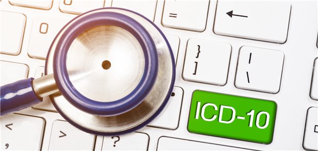 „Was hab` ich?“: Alle 14.309 ICD-Codes sind nun in einfacher Sprache verfügbar Stehtoskop auf Tastatur mit der Aufschrift "ICD-10" auf der Enter-Taste