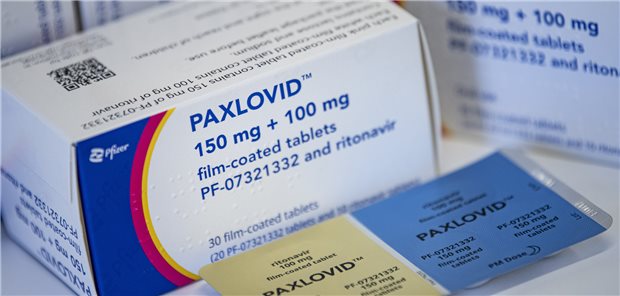 Für Paxlovid  hat die EU-Kommission im Januar 2022 eine bedingte Zulassung erteilt. Es kann seit Februar desselben Jahres ärztlich verordnet und über den Großhandel bestellt werden.