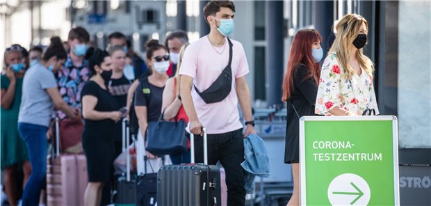 Spahn und Söder wollen doch die Testpflicht an den Grenzen Für Reiserückkehrer aus dem Ausland sollen die Testpflichten offenbar verschärft werden. Im vergangenen Sommer bildeten sich an vielen Teststationen, wie hier am Stuttgarter Flughafen, lange Schlangen.