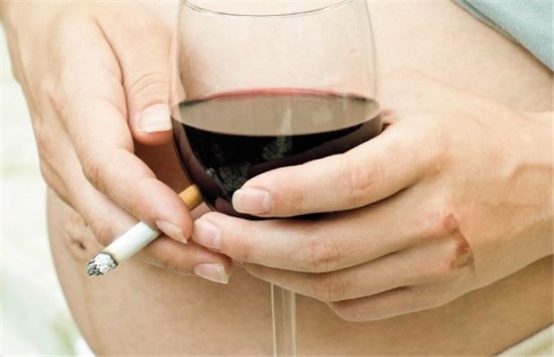 Kinder rauchender Eltern sind anfällig für Krankheiten - und rauchen oft später selbst Für Schwangere tabu: Zigaretten (und Alkohol).