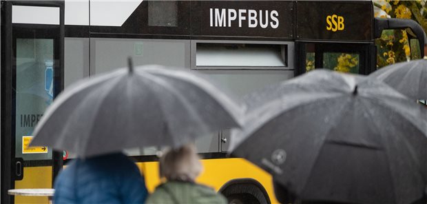 RKI verschärft Corona-Risikoeinschätzung für Ungeimpfte Für Ungeimpfte hat das Robert-Koch-Institut das Corona-Risiko von „hoch“ auf „sehr hoch“ eingestuft. Bei Geimpften lautet die Einschätzung „moderat“.