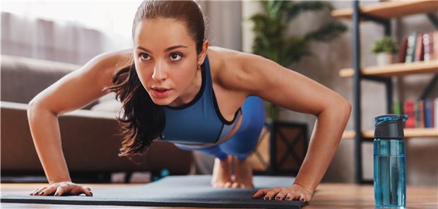 Für Yoga benötigt man nicht viel: bequeme Kleidung, eine Sportmatte und eine Flasche Wasser. Yoga ist damit eine kostengünstige Intervention für Patienten mit vasovagalen Synkopen, so Forscher aus Neu-Delhi.