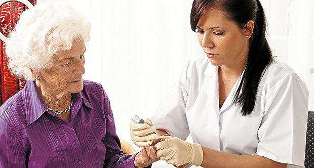 "Preis für Projekte zur Versorgung alter Menschen mit Diabetes" Für Zuckermessung wird Blut gewonne: Zuwendung und Geduld erleichtern Patienten die Krankheit.