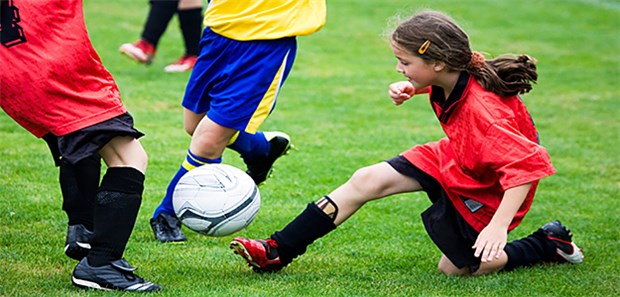 Dürfen herzkranke Kinder Sport machen? Für ältere Kinder ist Mannschaftssport meistens gut – selbst wenn sie ein Herzleiden haben.