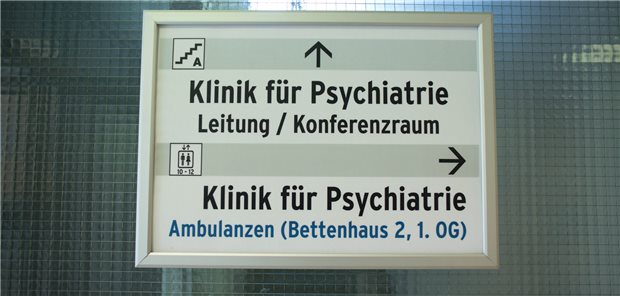Für angeschlossene psychiatrische Ambulanzen ist keine eigenständige Leitung erforderlich.