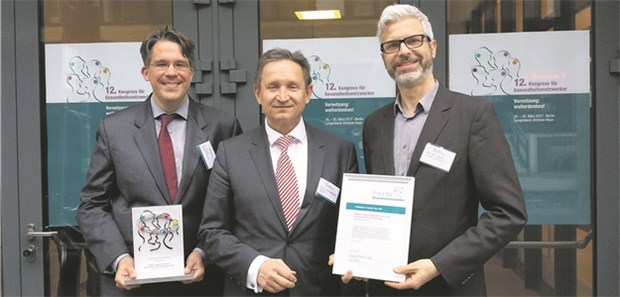 Regionale Projekte haben die Nase vorn Für das Projekt „MyDoks“ erhielt „Gesundes Kinzigtal“ einen Preis der Gesundheitsnetzwerker. Im Bild (v.l.): Ingo Meyer (Gesundes Kinzigtal), Dr. Helmut Hildebrandt (Optimedis) und Professor Tobias Esch (Uni Witten-Herdecke).