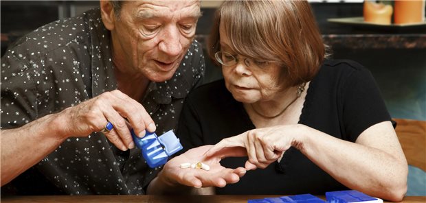 Mann mit Tablette und Wasserglas