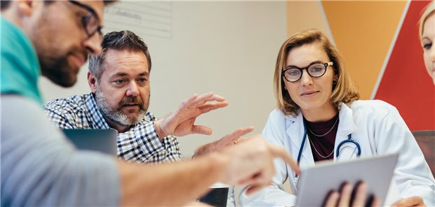 Mehrere Menschen im Gespräch