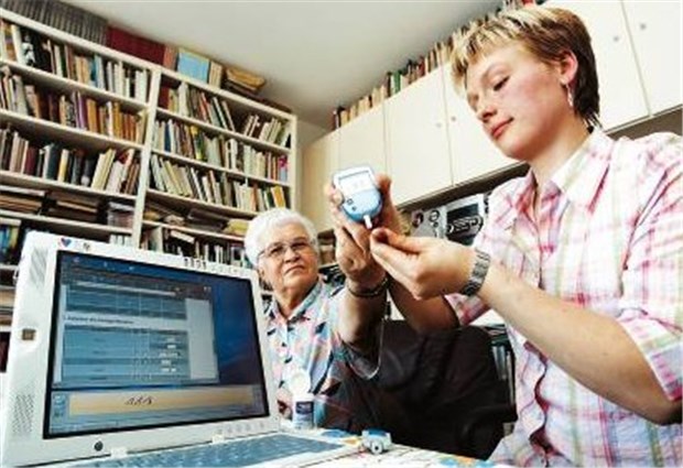 Wie viele Stunden braucht es für eine Agnes? Für den Hausarzt vor Ort: Eine Agnes-Kraft misst den Blutzucker einer Patientin.