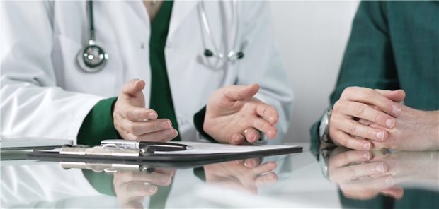 Ein Arzt erklärt seinem Patient während der Konsultation mit Handgesten die Diagnose und bietet Unterstützung und Beratung bei Entscheidungen zur Gesundheitsversorgung.