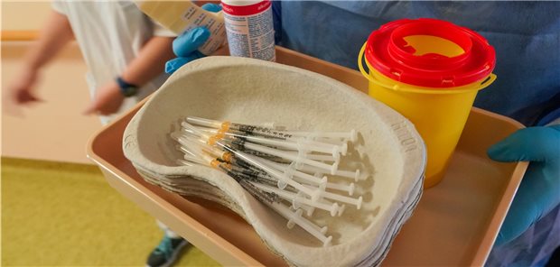 Eine Schwester eines mobilen Impfteams hält in einer Seniorenresidenz ein Tablett mit einer Nierenschale, in der aufgezogene Impfspritzen mit dem Impfstoff von Biontech/Pfizer liegen. In dieser Einrichtung wurden die Bewohner und Bewohnerinnen zum dritten Mal gegen das Coronavirus geimpft.