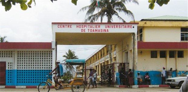 Für deutsche Betrachter eine andere Welt: Haupteingang des Centre Hospitalier Universitaire de Toamasina.