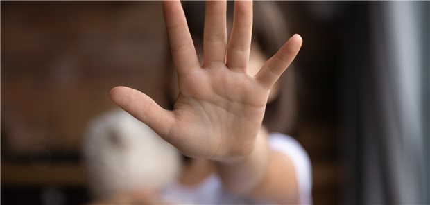 Kindeswohlgefährdung: Orale und dentale Zeichen von Missbrauch und Vernachlässigung Handinnenfläche eines Kindes