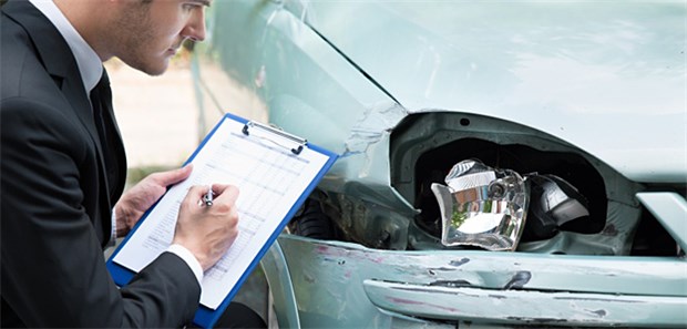 Zum Auto gleich die konzerneigene Police? Für die Autokonzerne lohnen sich die Kfz-Versicherungen - aber auch für den Kunden?