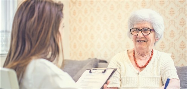 Für die Einstufung in den richtigen Pflegegrad müssen Gutachter viele verschiedene Aspekte beachten.