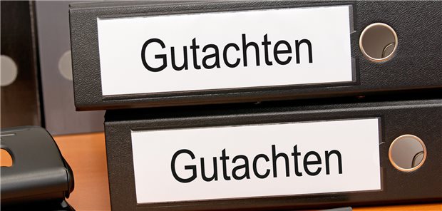 Für die Erstellung eines Gutachtens müssen Ärzte die Anwesenheit einer Vertrauensperson dulden. Nur das Gericht kann die Begleitung ablehnen.
