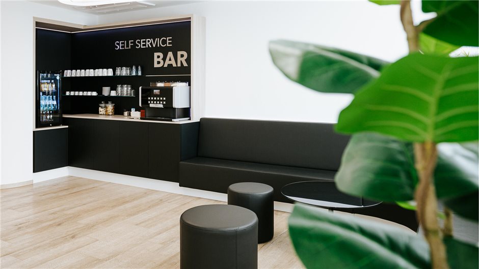 Für die Erwachsenen gibt es einen eigenen Bereich mit Kaffee und kalten Getränken.