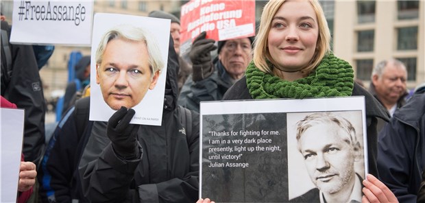 Ärzte bangen um das Leben von Wikileaks-Gründer Für die Freilassung des Wikileaks-Gründers Julian Assange wird vor dem Brandenburger Tor in Berlin am 27.11.2019 demonstriert. Assange sitzt in London im Gefängnis und zeigt laut UN-Sonderberichterstatter Anzeichen von „psychologischer Folter“.