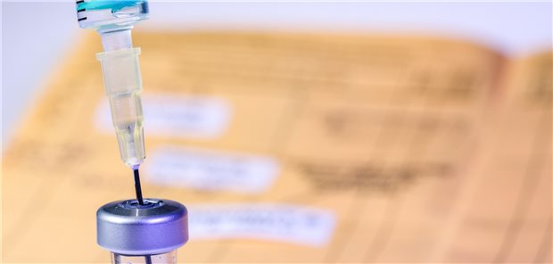 Für die Impfung gegen COVID-19 hat die STIKO nun eine Empfehlung formuliert, die anders als zuvor längerfristig gültig und Teil der allgemeinen Impfempfehlung sein soll.