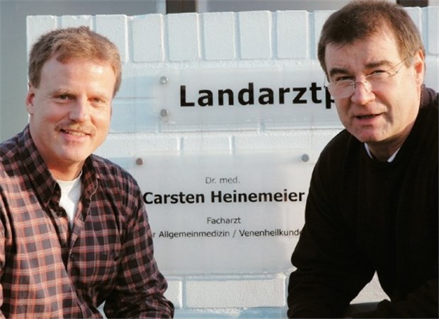 Landärzte wenden das Ende der Praxis ab Für die Landärzte Dr. Carsten Heinemeier (links) und Ulrich Hackel wurden die schlimmsten Verwerfungen der Honorarreform durch Solidarität der Kollegen abgemildert.