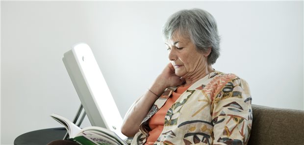 Für die Lichttherapie werden in der Regel spezielle Lampen eingesetzt – je nach Indikation mit unterschiedlichen Lichtstärken und Wellenlängen. (Symbolbild mit Fotomodell)