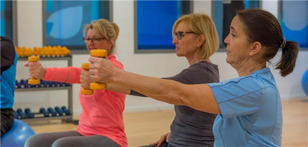 Frauen mit Hanteln beim Training