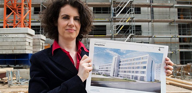 Aufgaben der Psychiatrie am Rande des ärztlichen Eides Für die Sicherungsverwahrung braucht es Neubauten: Hier präsentiert Staatsanwältin Kerstin Becker den Bauplan für die JVA-Tegel.
