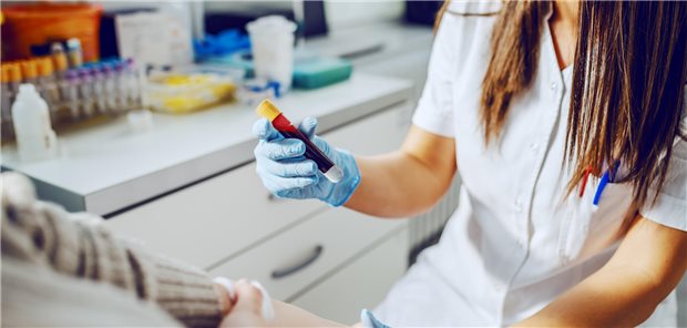 Für die Teilnehmenden der EPIC-Kohorte hatten die Forscher 13 potenzielle Biomarker im Blut bestimmt, unter anderem Glukose, Cholesterin, Triglyzeride, Adiponectin, Gamma-GT, Kreatinin, hsCRP, um das Risiko einer bestimmten Erkrankung zu beurteilen.