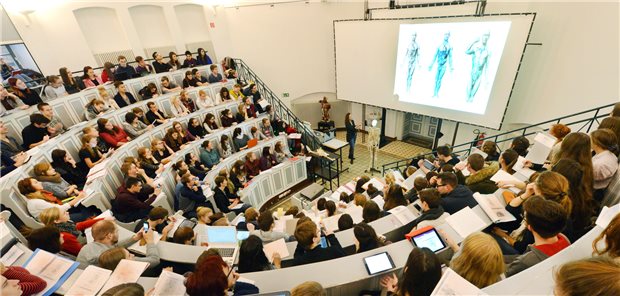 Vollakademisierung der Physiotherapie voraus? Was das bedeuten könnte Für die Vollakademisierung in der Physiotherapie wäre ein umfangreicher
Aufbau von Studienplätzen notwendig.