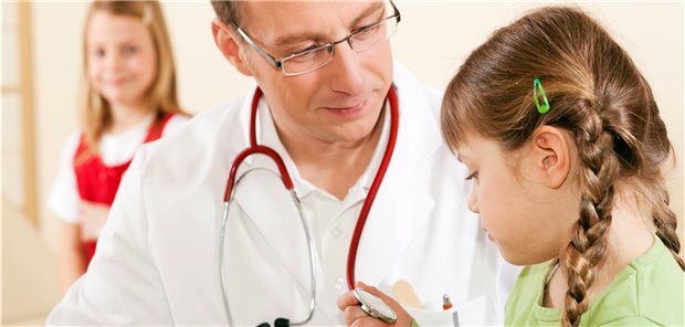 Massenscreening auf familiäre Hypercholesterinämie in Bayern Für die „Vroni-Studie“ sollen Kinder- und Jugendärzte im Rahmen von Vorsorgeuntersuchungen U9 bis J1 Kapillarblut entnehmen.