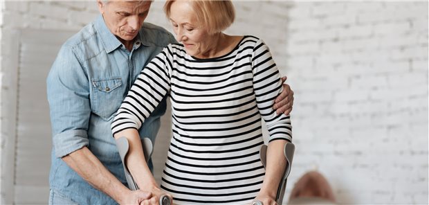 Für die Zeit nach der Op ist es hilfreich, wenn das Gehen mit Stockstützen bereits vorher geübt wird.