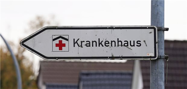 Das Foto zeigt ein Schild mit der Aufschrift "Krankenhaus".