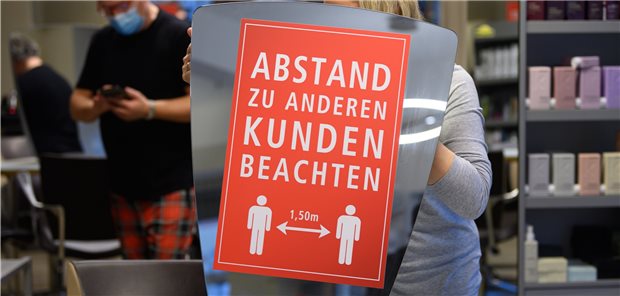 Sächsische Ärztekammer fordert von Merkel neue Corona-Politik Für diesen Friseur in Dresden geht’s bald weiter. Über weitere Lockerungen vom Corona-Lockdown sind Ärztekammer und Staatskanzlei in Sachsen aber geteilter Meinung.
