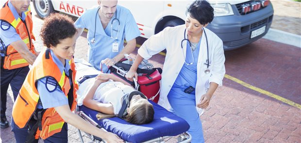 Digitaler Assistent verbindet Rettungsdienst und Notaufnahme Notfallteam und eine Patientin auf der Liege