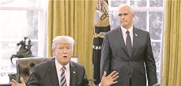 Trump steht weiter mit leeren Händen da Für ein Aus von Obamacare fehlt ihnen ein Kompromiss: US-Präsident Donald Trump und sein Vize Mike Pence.