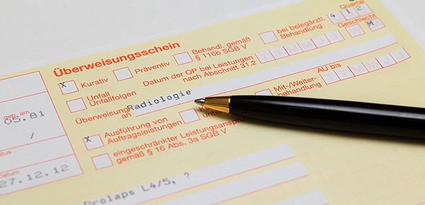 Revision gegen Zuweisungsurteil erlaubt Für eine Überweisung dürfen Ärzte kein Geld bekommen. Das gilt bei Kassen- und Privatpatienten.