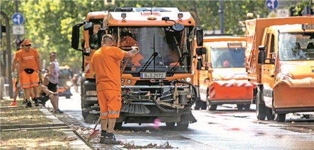 Wie zieht man ergonomisch eine Mülltonne? Für eine saubere Hauptstadt: Bei der Berliner Stadtreinigung ist Gesundheitsprävention für die Mitarbeiter Chefsache.